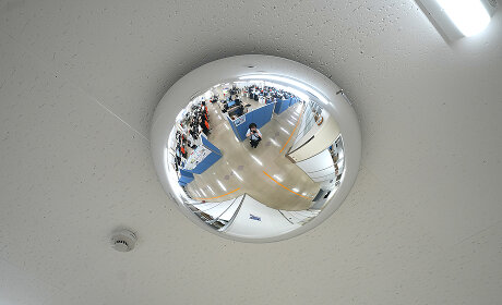 曲がり角の天井に設置された360度コーナーミラー