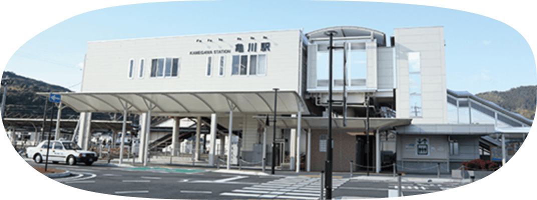 JR亀川駅前の様子